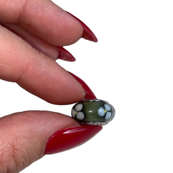 Pandora White Flowers For You Murano Glass Charm Retired and Rare piece - Picture 1 of 4